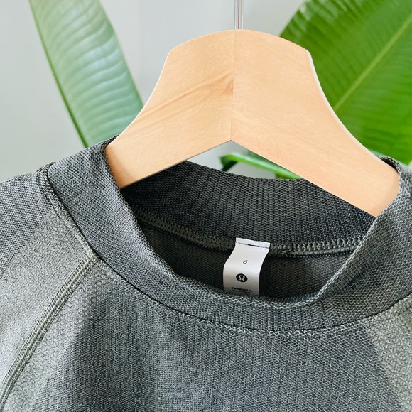 Lululemon Seamless Training Short Sleeve Shirt - Picture 3 of 5